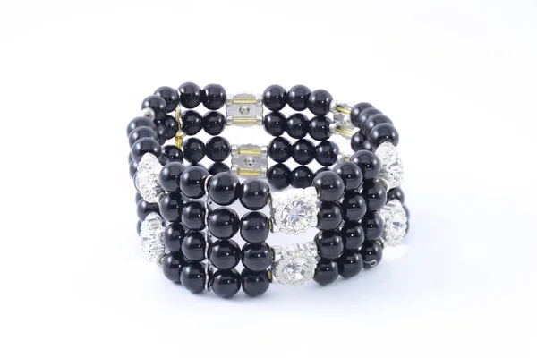 Bracelet Noir Avec Perles Sur Fond Blanc — Photo