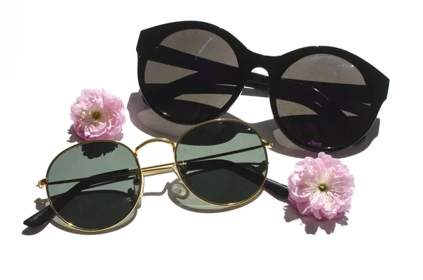 Sonnenbrille Mit Blumen Stillleben Isoliert Auf Weiß — Stockfoto