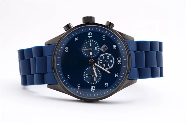 青の白い背景の上のメンズ腕時計 — ストック写真