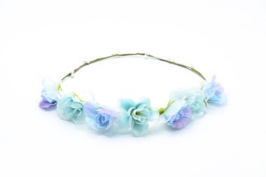 Mavi çiçekli beyaz izole çelenk