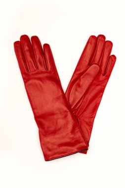 beyaz zemin üzerine kırmızı deri eldiven