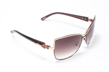 kahverengi cam üzerinde beyaz izole kadın güneş gözlüğü