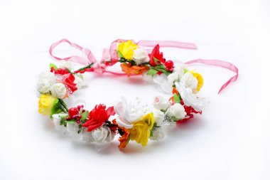renkli çiçekli beyaz izole çelenk