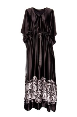 beyaz bir arka plan üzerinde siyah ipek elbise