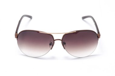 Beyaz arka plan üzerinde modern koruyucu güneş gözlüğü