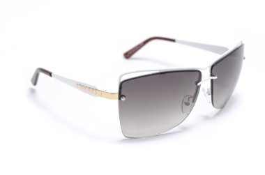 Beyaz izole kahverengi camlı bir demir çerçeve içinde güneş gözlüğü