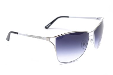 beyaz izole bir demir çerçeve içinde Bayan güneş gözlüğü