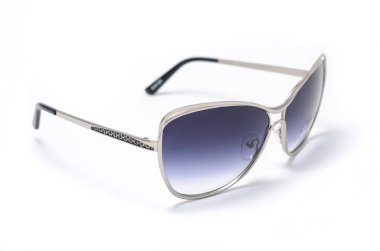 kahverengi cam üzerinde beyaz izole kadın güneş gözlüğü