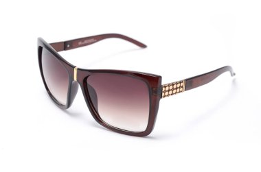 Güneş gözlüğü izole beyaz geniş çerçevede