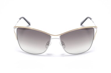 Beyaz arka plan üzerinde modern koruyucu güneş gözlüğü