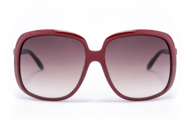 Beyaz geniş çerçevede izole kadın güneş gözlüğü