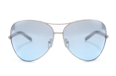 Güneş gözlüğü ile mavi üzerine beyaz izole bir demir çerçeve içinde cam