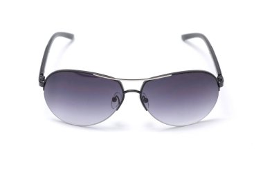 Beyaz arka plan üzerinde modern koruyucu güneş gözlüğü