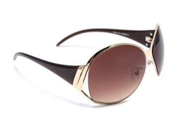 kahverengi cam üzerinde beyaz izole kadın güneş gözlüğü