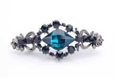 beyaz izole mavi taşlarla broş