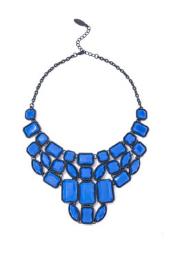 beyaz zemin üzerine mavi kolye