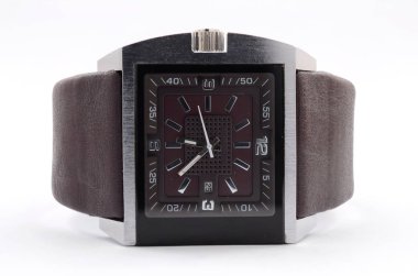 beyaz arkaplanda kol saati