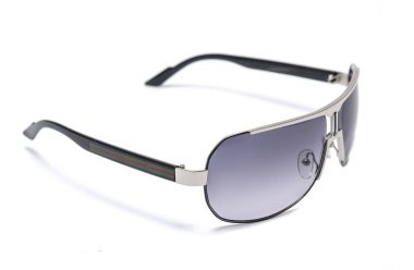 Metal çerçeve üzerinde beyaz izole içinde erkek güneş gözlüğü