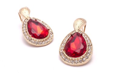 Ruby on Rails damla üzerinde beyaz izole altın küpe