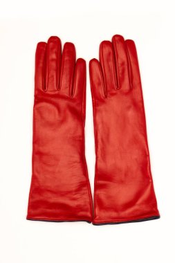 beyaz zemin üzerine kırmızı deri eldiven