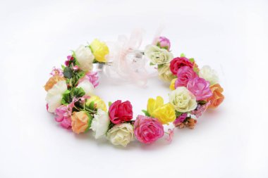 renkli çiçekli beyaz izole çelenk