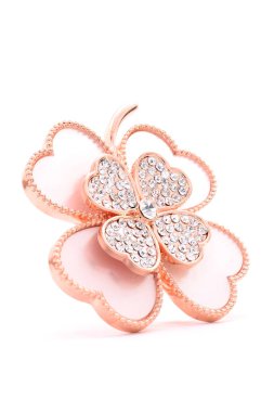 beyaz bir arka plan üzerinde yonca şeklinde broş