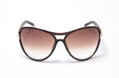 Beyaz arka plan üzerinde modern koruyucu güneş gözlüğü