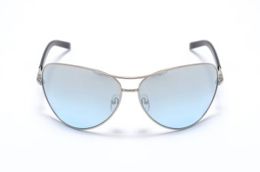 Beyaz arka plan üzerinde modern koruyucu güneş gözlüğü