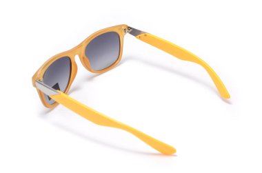 Güneş gözlüğü üzerinde beyaz izole şeffaf sarı çerçevesindeki