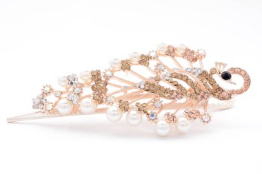 Beyaz bir arka plan üzerinde taşlar ile altın barrette