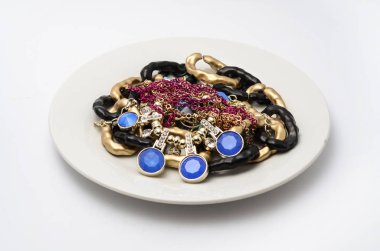 Beyaz arka plan üzerinde taşıyan plaka