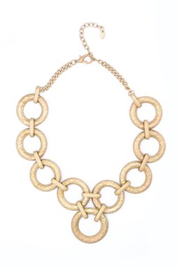 altın kolye üzerinde beyaz izole