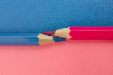 iki kurşun kalemler, pembe ve mavi ile natürmort