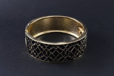 siyah üzerine izole bilezik