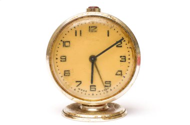 Beyaz arka plan üzerinde eski mekanik çalar saat