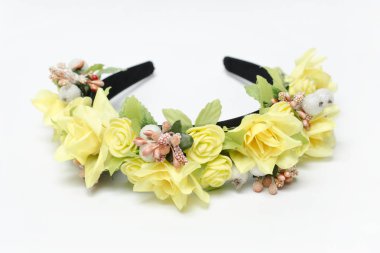 beyaz zemin üzerine sarı güllü çelenk