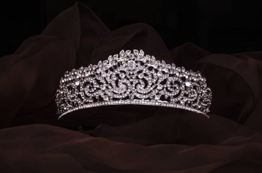 kumaş üzerine izole elmas ile gümüş diadem