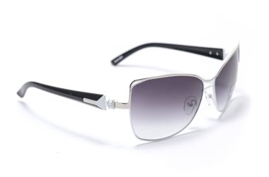 beyaz izole bir demir çerçeve içinde Bayan güneş gözlüğü