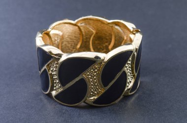 siyah izole siyah emaye ile altın bilezik