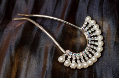 İnci ve güzel bir arka plan üzerinde elmas ile tokası