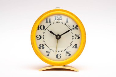 Eski mekanik çalar saat beyaz zemin üzerine sarı