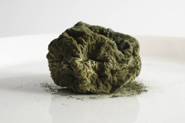 Çok şımarık, çürük limon. Çok küflenmiş limon.