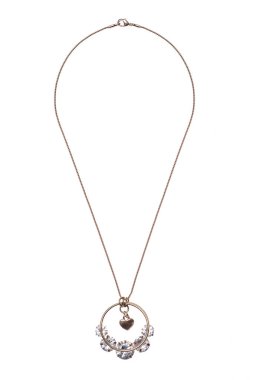 beyaz zemin üzerinde bir kalp ile yuvarlak kolye