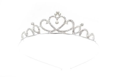 kalp ve üzerinde beyaz izole elmas ile gümüş crown