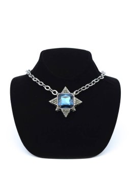 Manken üzerinde beyaz izole mavi taşlarla kolye yıldız