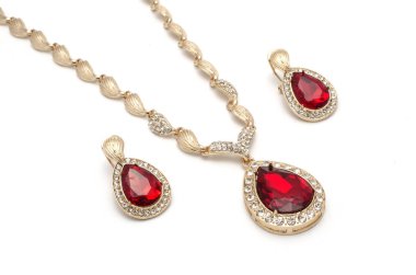 altın küpe ve kolye üzerinde beyaz izole bir ruby ile