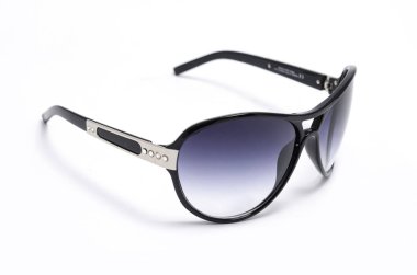 kahverengi cam üzerinde beyaz izole kadın güneş gözlüğü