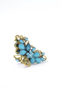 beyaz zemin üzerine mavi taşlarla barrette