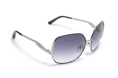 beyaz izole bir demir çerçeve içinde Bayan güneş gözlüğü