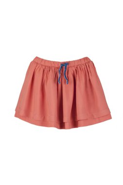 Çocuk beyaz bir arka planda turuncu etek